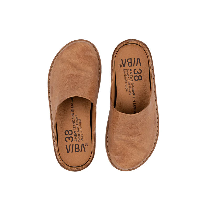 Roma Leather Fawn Tan
Dress them up, dress them down – ROMA is the unisex slipper that effortlessly transitions between indoor and outdoor living. Designed with love in Finland and California, proudly handmade in a family-run factory in Portugal.
