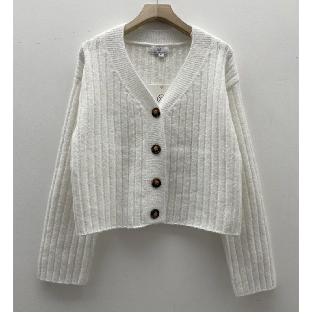 Brielle Knit Cardigan
Recycled rib knit mix with elastane - soft to wear
Fit - Slightly oversized to layer with & has tortoiseshell buttons for detail