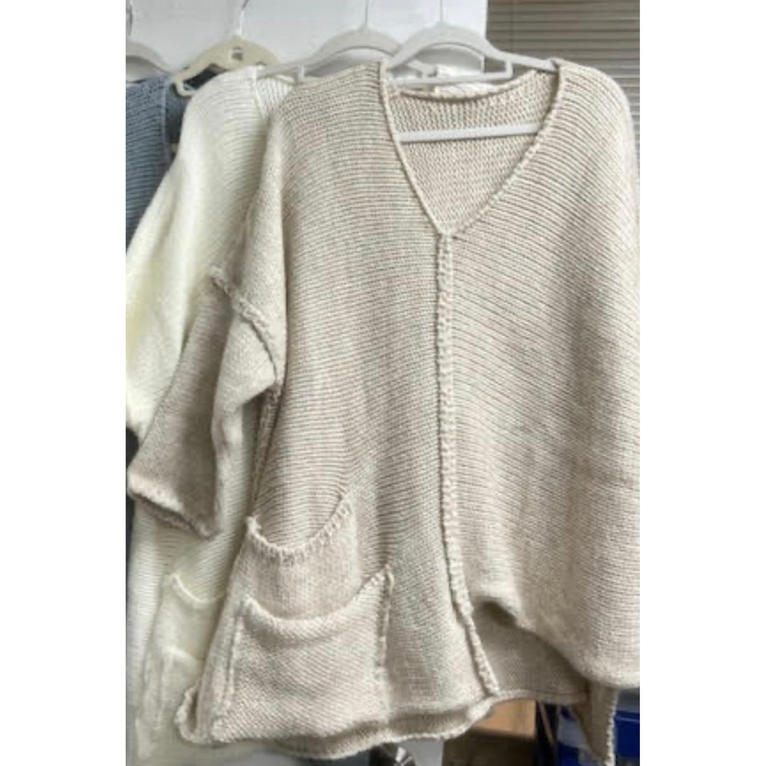 Natural Slouchy Knit - one size

Creamy Soft feel knit in a wool blend, irregular hem line with funky pockets

Slouchy style for layered comfort



one size 8-16