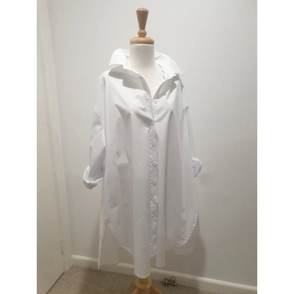 Montaigne Mon Ami Oversized shirt O/S

crisp cotton poplin

oversized

made in Itay