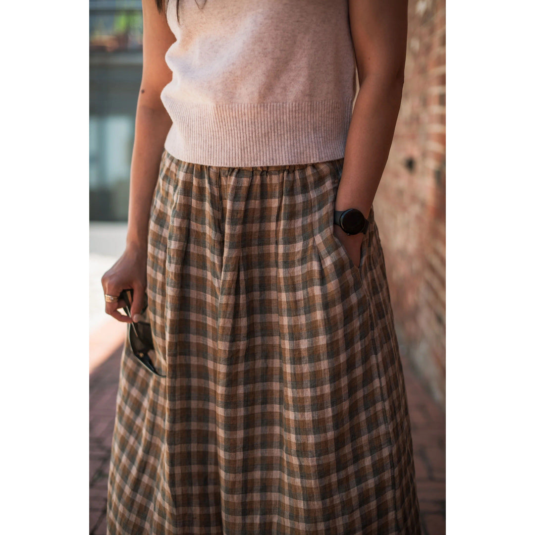 Montaigne Ingride French Linen check culottes-Brown

100% french linen culottes crafted in a stunning brown check

Featuring an elastic waistband for a relaxed fit, they also come with practical side pockets.

The extra wide legs and pleat detailing add an elegant, flowy silhouette, making these pants both flattering  & versatile.