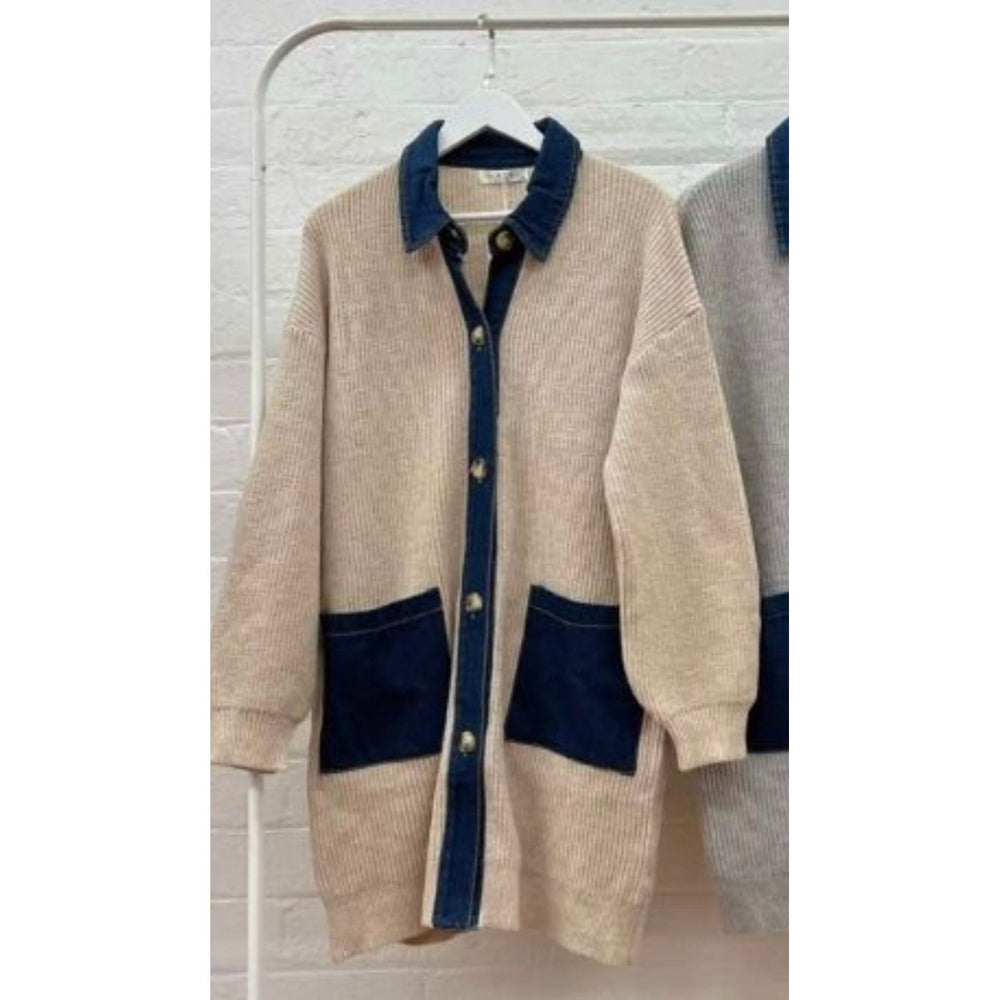 Reese Wool &amp; Denim Cardigan

Add a modern touch to your wardrobe with the&nbsp;Reese Knit Cardigan. The chunky oversize knit, denim shirt style collar, trim and front pockets offer both fashion and functionality. A must-have this season!

Denim collar and front trim
Denim front pockets
Buttoned front
Drop shoulder
Oversize relaxed fit
Contrast stitching
55% Acrylic, 30% Nylon, 15% Wool