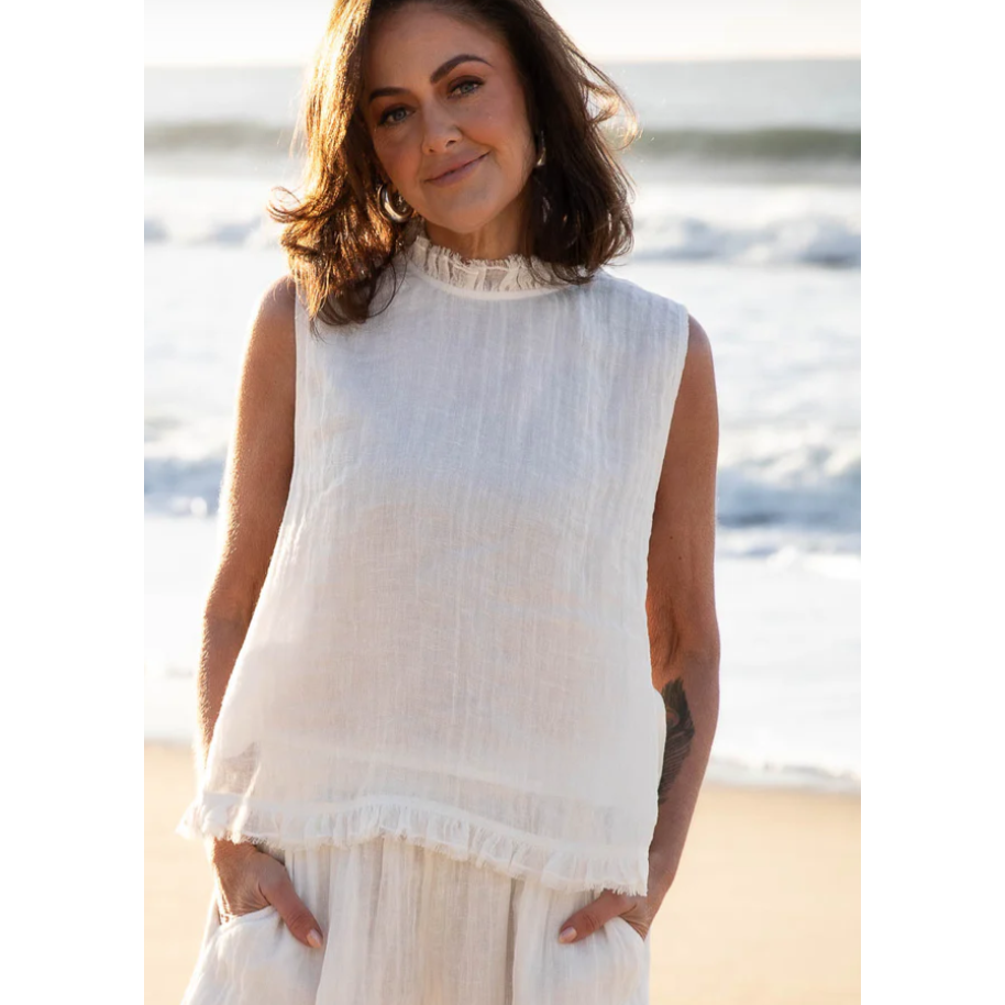 Eadie's Luxe Linen Capsule is crafted from luxe lightweight gauze linen. This apparel collection utilises our exclusively developed gauze linen fabric, renowned for its exceptional softness and graceful drape on the body.
