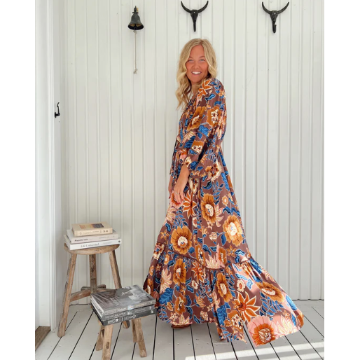 Catalonia Maxi - Tierra Print

This timeless Maxi, Features gorgeous balloon sleeves. The bust line has a piping detail yoke with embroidered frill on the sleeve and skirt layer.