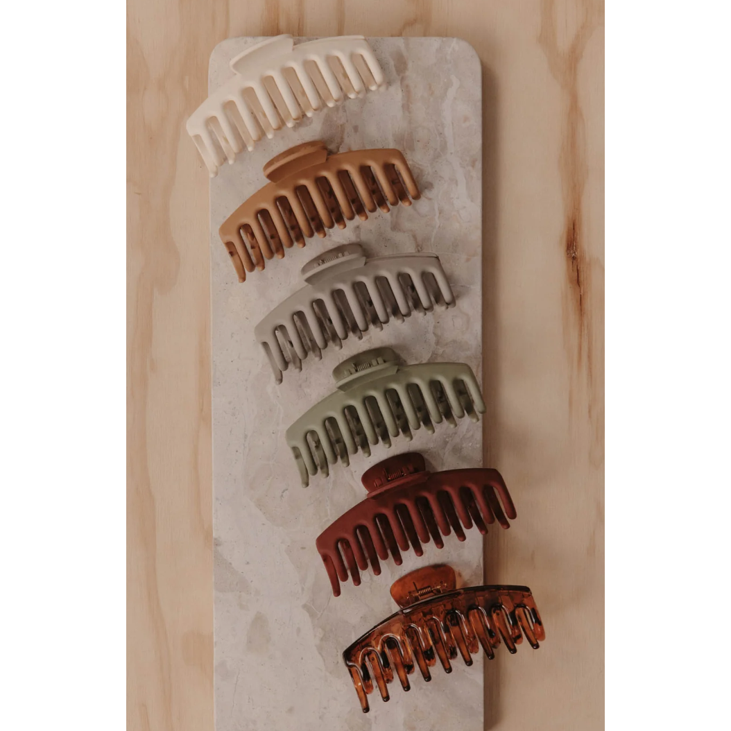 Eden Claw Hairclips

Transform your look with the Eden Claw. Designed for both style and functionality, it keeps hair pulled back with ease while adding a chic accent. Rich winter tones provide a cosy complement to your seasonal wardrobe, and the wide grip and large teeth offer reliable hold, even for complex hairstyles.