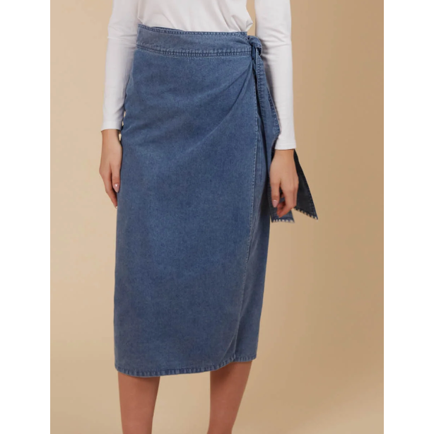 Freya Wrap Skirt -Denim

The Freya Wrap Skirt is destined to be a staple in your winter collection. With its graceful midi length and tailored wrap design, it strikes a balance between sophistication and versatility. The high-rise fit is cinched with a self-fabric belt, creating a streamlined profile that complements any setting. Style it with a long-sleeve top, sleek knee-high boots, and a classic trench coat for a chic ensemble that works from morning to evening.