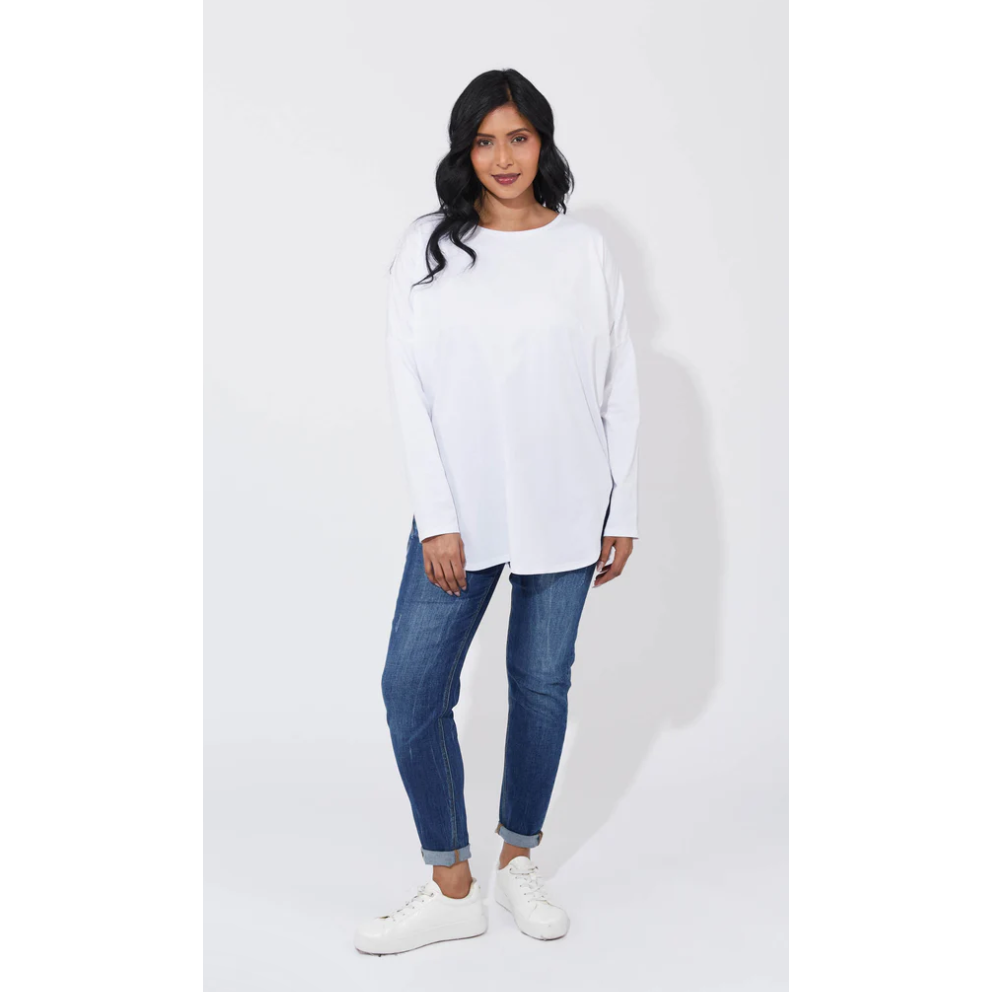 Orlando Tshirt - white

The Orlando T-shirt offers a fresh take on a classic staple, made from 100% cotton for a soft touch and lasting comfort. Perfect for your capsule wardrobe, it boasts a relaxed design with a round neckline, long sleeves, and a curved high-low hem. The loose silhouette, enhanced by an inverted back pleat, allows easy movement and a stylish yet laidback vibe.
