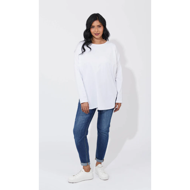 Orlando Tshirt - white

The Orlando T-shirt offers a fresh take on a classic staple, made from 100% cotton for a soft touch and lasting comfort. Perfect for your capsule wardrobe, it boasts a relaxed design with a round neckline, long sleeves, and a curved high-low hem. The loose silhouette, enhanced by an inverted back pleat, allows easy movement and a stylish yet laidback vibe.