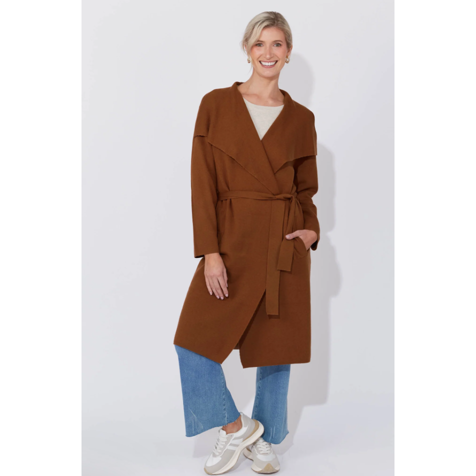 Cairo Cardigan - Dune

Add a refined touch with the Cairo Cardigan. Ideal for professional or formal settings, this luxurious knit cardigan has an oversized fit that cascades elegantly over fitted knit dresses or tailored winter suiting. Functional welt pockets are complemented by an elegant collar and a removable self-fabric belt, combining sophistication with added warmth.