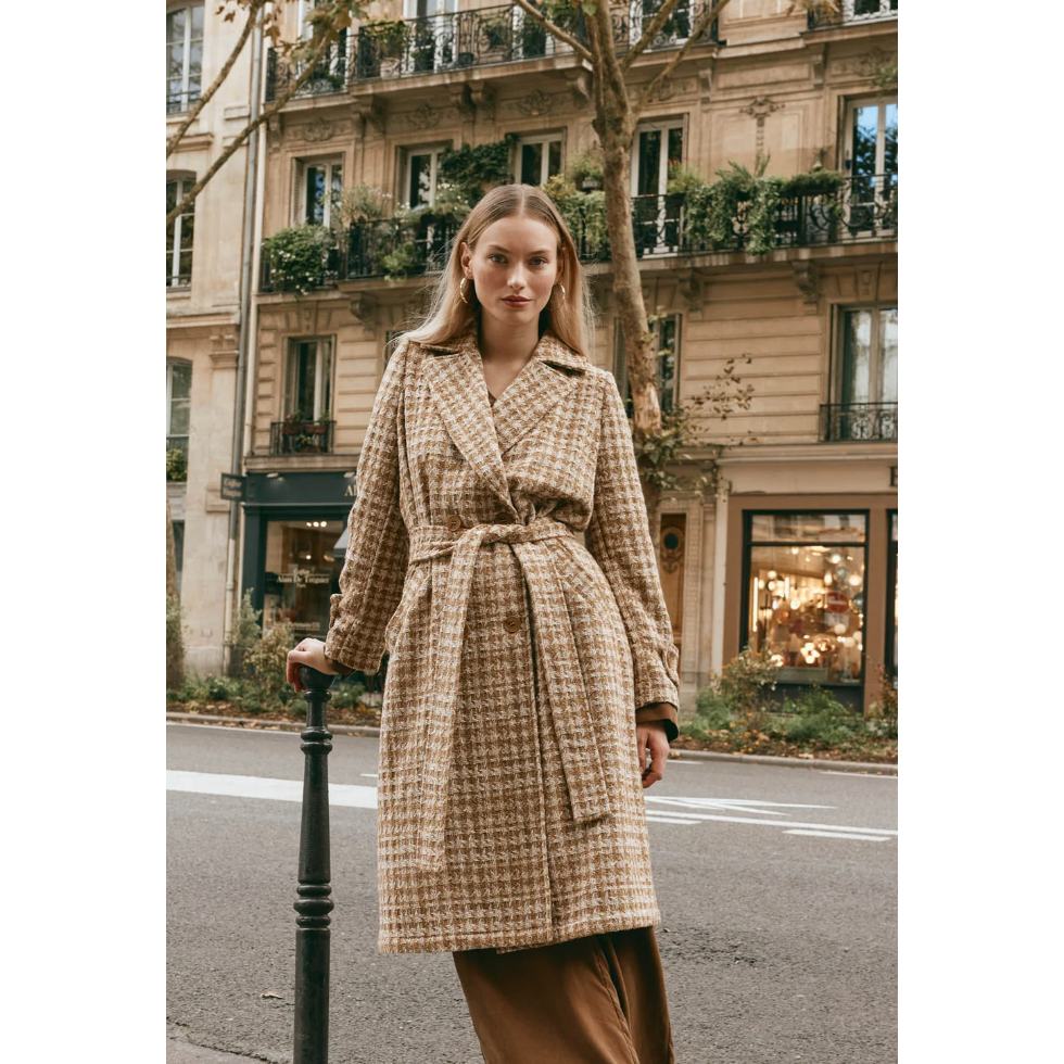 Aman Coat - TobaccoDiscover refined winter styling with the Aman Coat, your ultimate companion for a polished, sophisticated look. With its traditional lapel and double-breasted design, this coat offers a classic touch, while the checkered pattern infuses it with a charming, contemporary vibe. A removable self-fabric belt lets you tailor the fit. Perfect for everything from urban outings to formal occasions, this coat brings elegance to every moment.