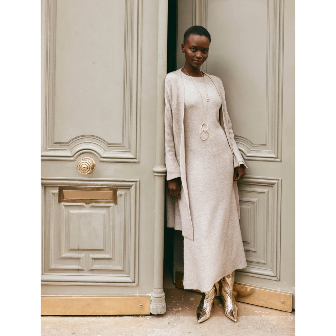 Merano Oversize Cardigan - one size - Flax

For unbeatable warmth and comfort this winter, the Merano Oversize Cardigan is a wardrobe essential. Crafted from soft, high-quality wool, this timeless knee-length cardigan features a relaxed, oversized fit with a stylish longline shape. Ideal for light or heavy layering, pair it over a simple look to add elevation.