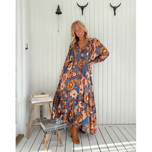 Catalonia Maxi - Tierra Print

This timeless Maxi, Features gorgeous balloon sleeves. The bust line has a piping detail yoke with embroidered frill on the sleeve and skirt layer.