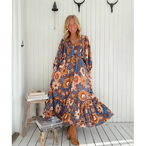 Catalonia Maxi - Tierra Print

This timeless Maxi, Features gorgeous balloon sleeves. The bust line has a piping detail yoke with embroidered frill on the sleeve and skirt layer.