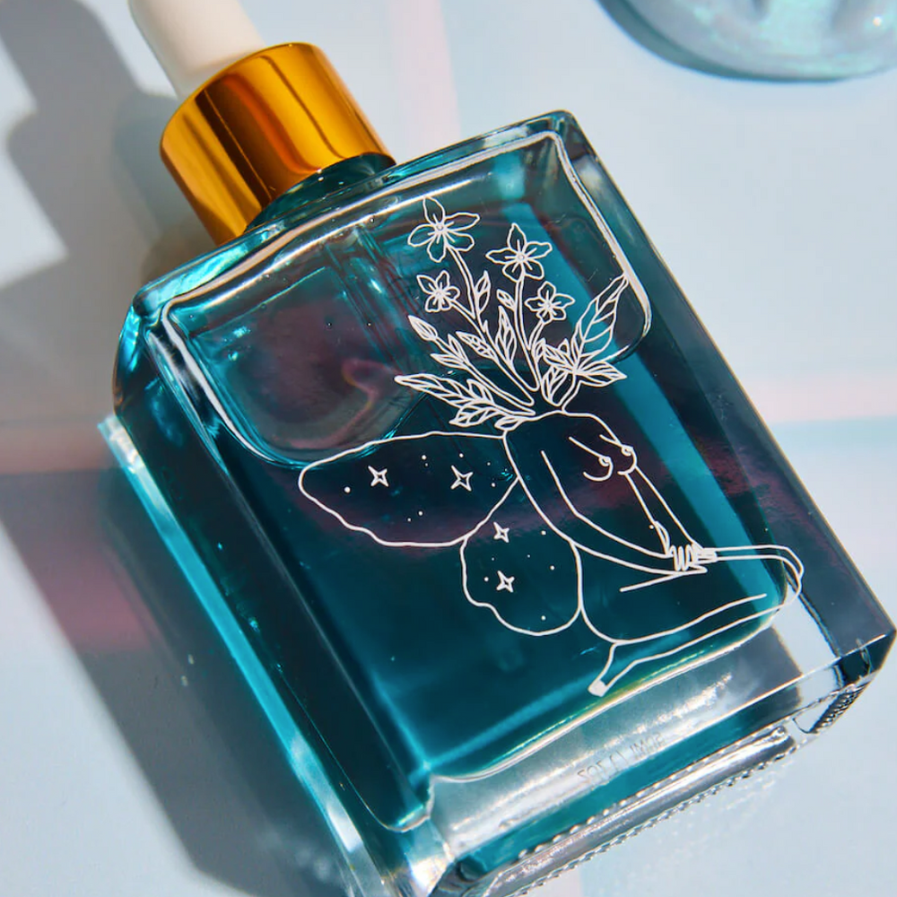 A completely natural face oil crafted to restore oily skin types without triggering hormonal breakouts and inflammation. Beauty powerhouse blue tansy regulates hormones while camellia, frankincense and jojoba gently moisturise and fight bacteria without clogging pores.
