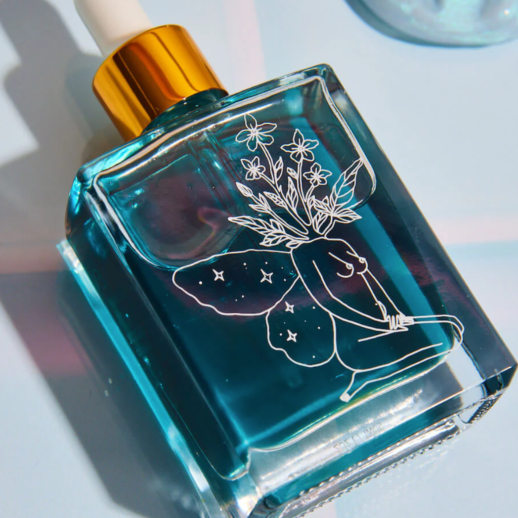 A completely natural face oil crafted to restore oily skin types without triggering hormonal breakouts and inflammation. Beauty powerhouse blue tansy regulates hormones while camellia, frankincense and jojoba gently moisturise and fight bacteria without clogging pores.