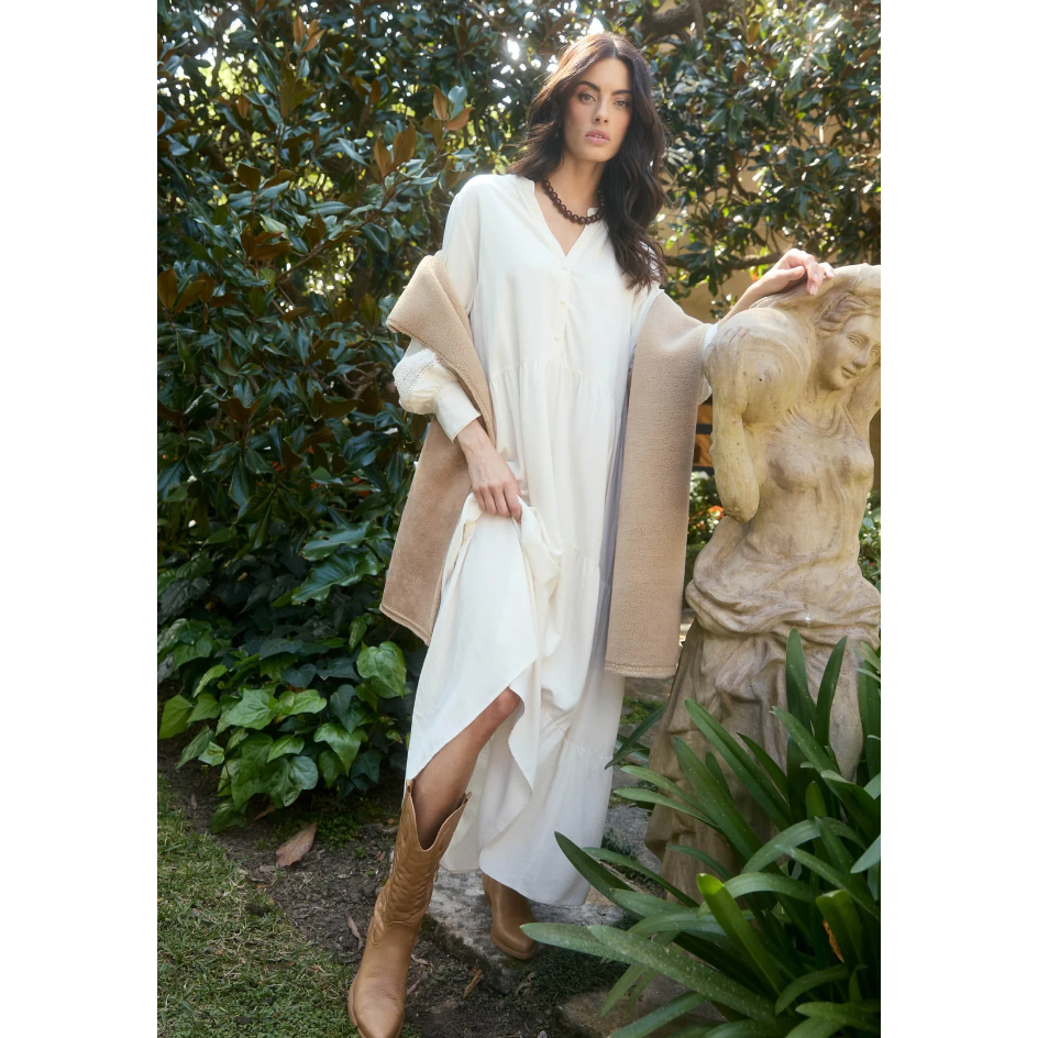 Aphrodite Maxi- Canvas

The Aphrodite Maxi is your go-to for effortless style with maximum impact— throw it on and you're ready to shine! Blending modern touches with a modest vibe, this versatile piece is perfect for the office, dinner dates, or special occasions. Crafted from a breezy linen blend, it's a great pick for those tricky "in-between" seasons. Pair it with your favourite loafers or boots, and you're good to go!