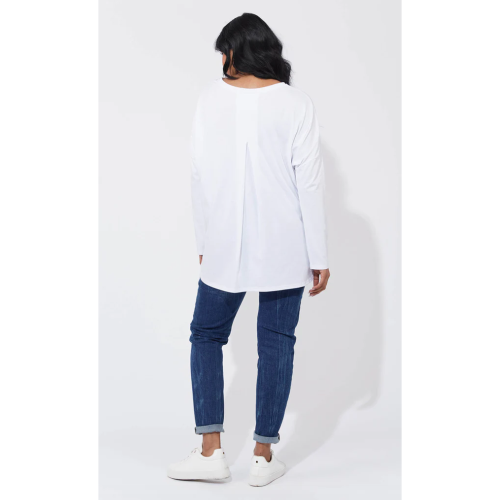 Orlando Tshirt - white

The Orlando T-shirt offers a fresh take on a classic staple, made from 100% cotton for a soft touch and lasting comfort. Perfect for your capsule wardrobe, it boasts a relaxed design with a round neckline, long sleeves, and a curved high-low hem. The loose silhouette, enhanced by an inverted back pleat, allows easy movement and a stylish yet laidback vibe.