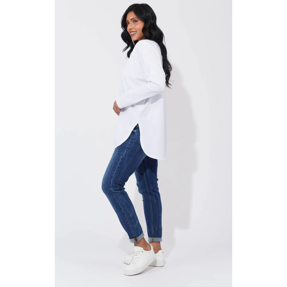 Orlando Tshirt - white

The Orlando T-shirt offers a fresh take on a classic staple, made from 100% cotton for a soft touch and lasting comfort. Perfect for your capsule wardrobe, it boasts a relaxed design with a round neckline, long sleeves, and a curved high-low hem. The loose silhouette, enhanced by an inverted back pleat, allows easy movement and a stylish yet laidback vibe.