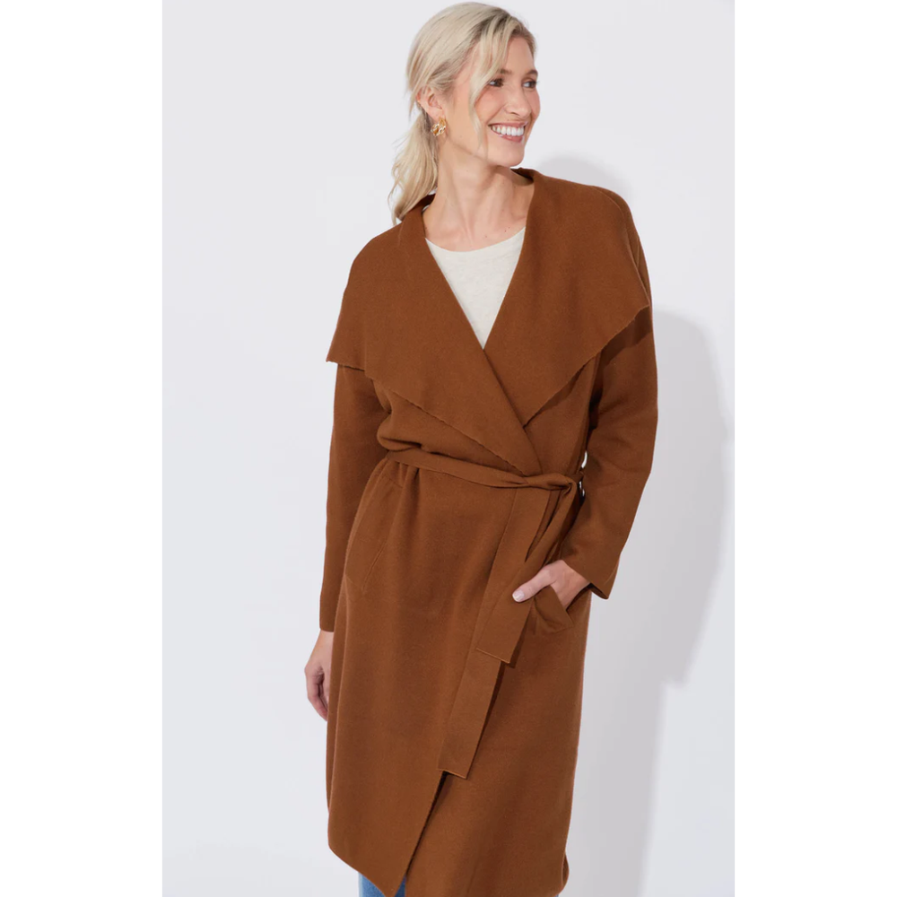 Cairo Cardigan - Dune

Add a refined touch with the Cairo Cardigan. Ideal for professional or formal settings, this luxurious knit cardigan has an oversized fit that cascades elegantly over fitted knit dresses or tailored winter suiting. Functional welt pockets are complemented by an elegant collar and a removable self-fabric belt, combining sophistication with added warmth.