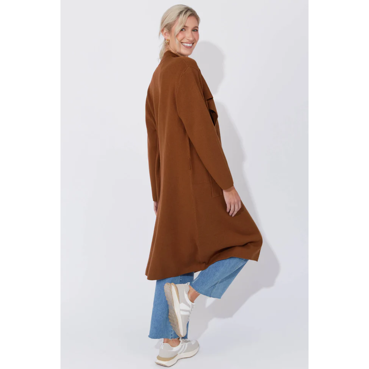 Cairo Cardigan - Dune

Add a refined touch with the Cairo Cardigan. Ideal for professional or formal settings, this luxurious knit cardigan has an oversized fit that cascades elegantly over fitted knit dresses or tailored winter suiting. Functional welt pockets are complemented by an elegant collar and a removable self-fabric belt, combining sophistication with added warmth.