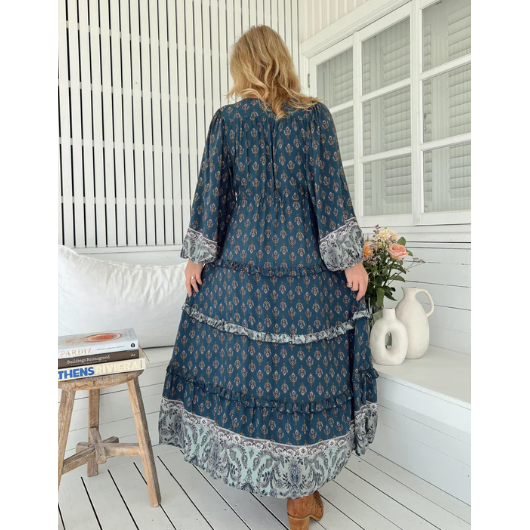 Luciana Maxi Dress - Nico Print

Just in time for the autumn season the Luciana Maxi with its elegant billowy sleeve and timeless style, this versatile piece transcends seasonal trends, making it a staple for every Jaase enthusiast's wardrobe. The combination of its impeccable design and captivating print speaks volumes, embodying the essence of effortless sophistication.