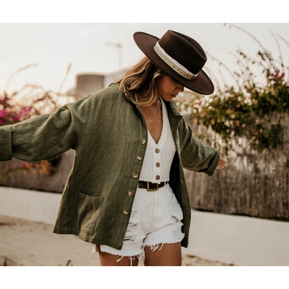 Easton - Green Shirt/Jacket

A true testament to its ancestry. Have you ever wondered how the old seafarers stayed comfortable yet warm? Made from 100% ramie linen, a fabric chosen for its known strength as a natural fibre.&nbsp;Expect the lightness of linen but more solid.&nbsp;Combine its long sleeves, front pockets and newest colour addition of Ottway forest green. The Easton is a tick to how they used to make clothing.