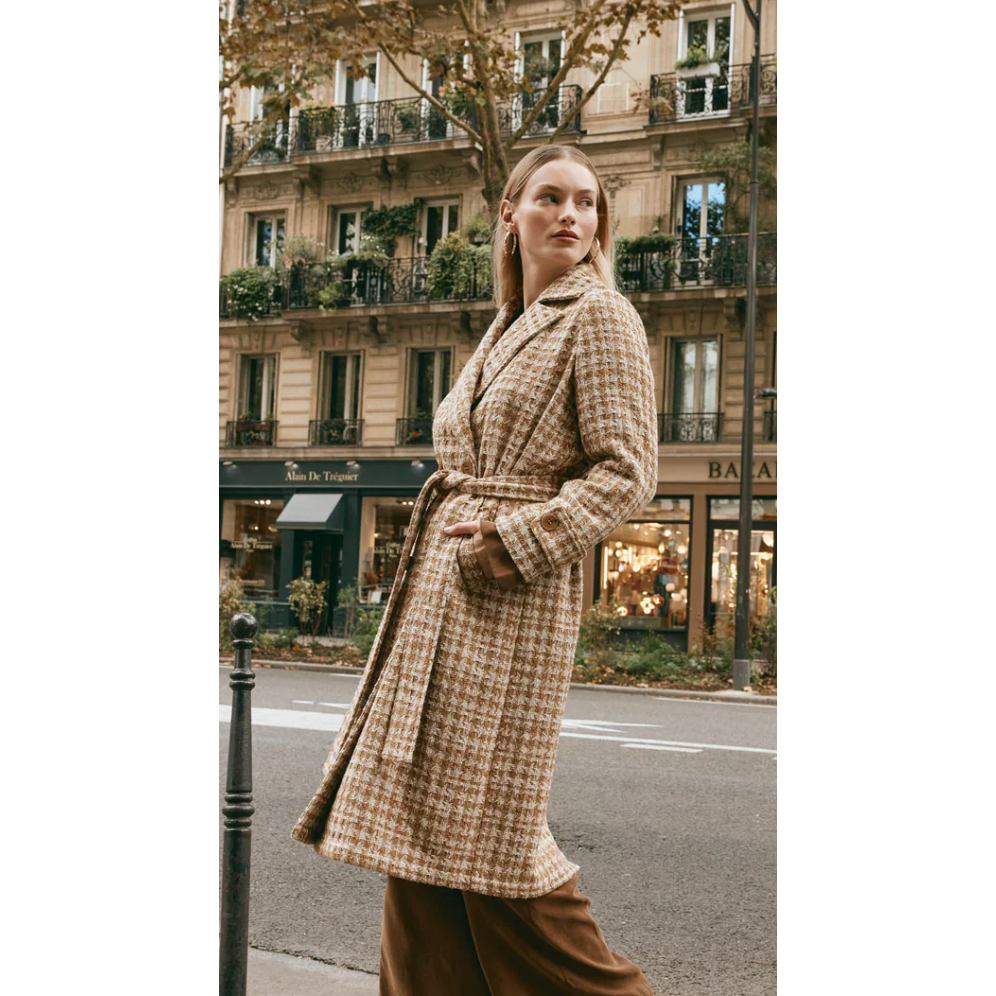 Aman Coat - TobaccoDiscover refined winter styling with the Aman Coat, your ultimate companion for a polished, sophisticated look. With its traditional lapel and double-breasted design, this coat offers a classic touch, while the checkered pattern infuses it with a charming, contemporary vibe. A removable self-fabric belt lets you tailor the fit. Perfect for everything from urban outings to formal occasions, this coat brings elegance to every moment.