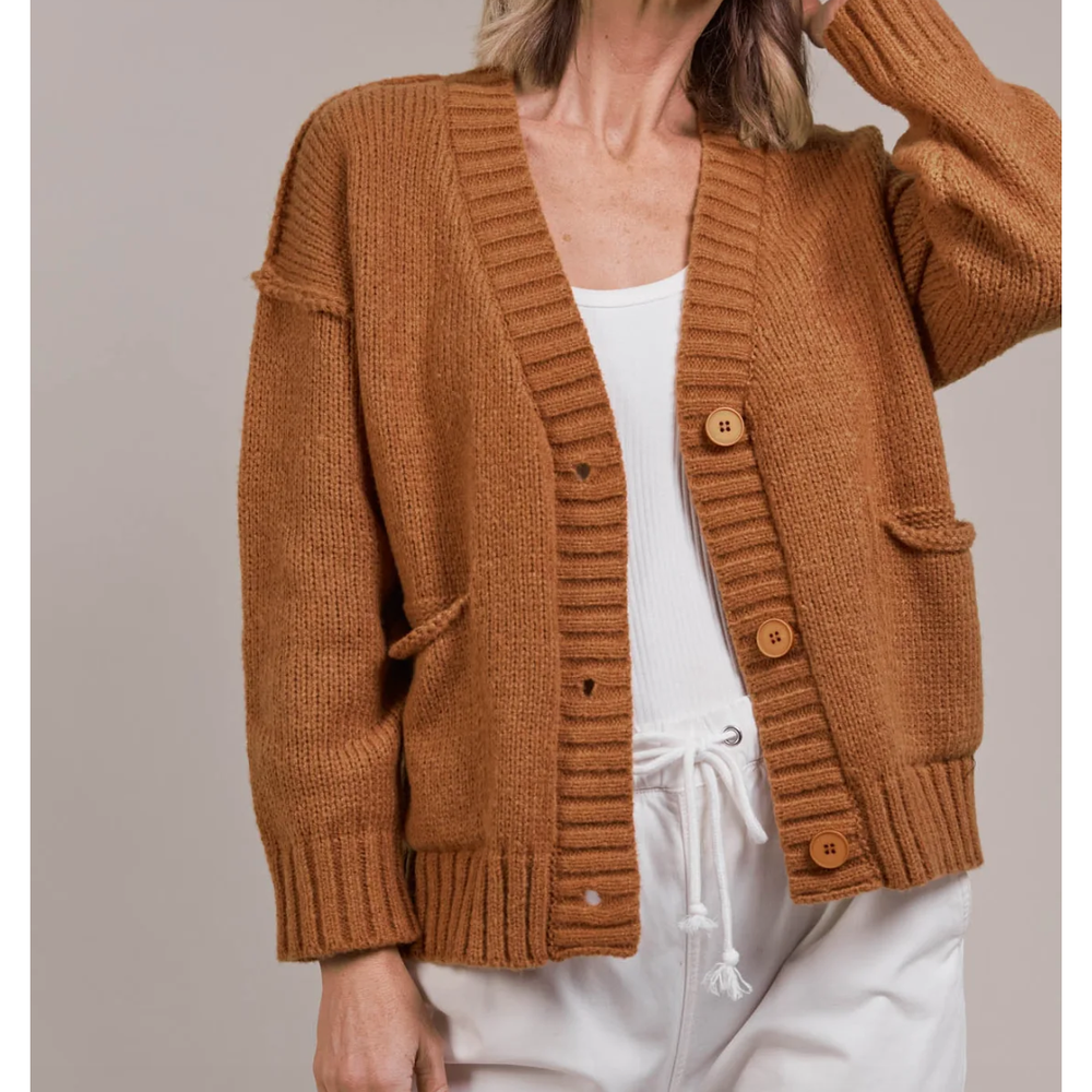 Katana Cardigan - Hazel

For easy off-duty style, the Katana Cardigan is a perfect pick. Made from plush recycled polyester, this soft knit offers a classic V-neckline with a three-button front and bold ribbed detailing. A true transeasonal essential, it seamlessly complements your wardrobe basics. Style it with denim for a comfortable yet chic look.