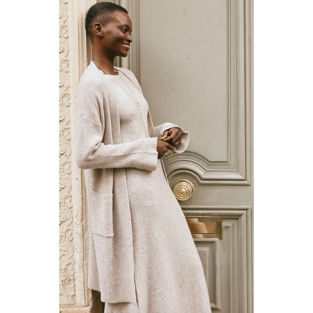 Merano Oversize Cardigan - one size - Flax

For unbeatable warmth and comfort this winter, the Merano Oversize Cardigan is a wardrobe essential. Crafted from soft, high-quality wool, this timeless knee-length cardigan features a relaxed, oversized fit with a stylish longline shape. Ideal for light or heavy layering, pair it over a simple look to add elevation.