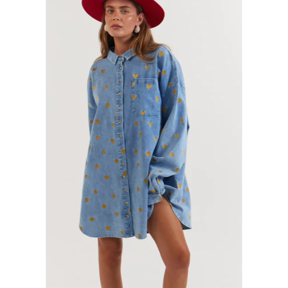 La Boheme Girls Clyde Shirt Denim Hearts - one size

A true staple reimagined, our Clyde Shirt is crafted from light, soft washed denim that drapes with an easy, relaxed oversized silhouette. The fabric feels gentle and supple,& offering that perfect blend of comfort and structure you’ll reach for again and again